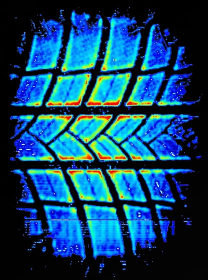 Pressure map with a FlexiGel cradle: mostly blue, the load spread over the whole tread